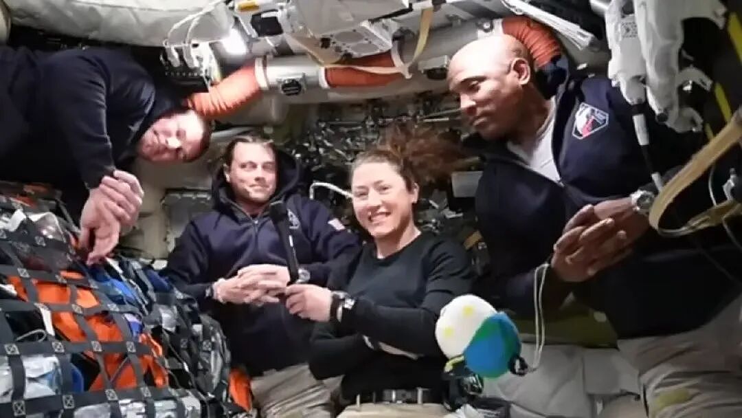 NASA四名宇航员飞掠月球，首次目睹月球神秘背面！人类探索宇宙星辰的脚步永不停歇（组图） - 1