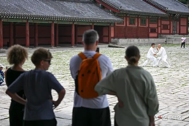 离谱!中国人在韩国宫殿前表演武术,遭外国游客误解:这是韩国武术吗? - 3
