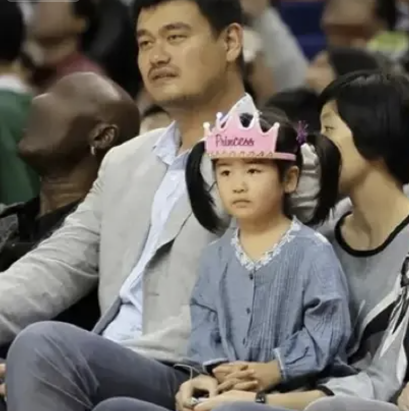姚明一家现身纽约博物馆!16岁女儿身高抢镜,一家人想低调都难 - 4