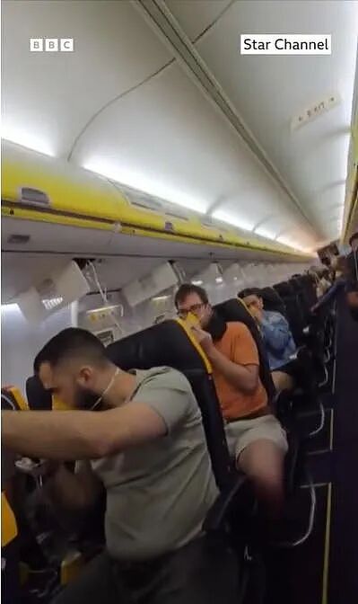 高空惊魂！飞机发动机爆了，打碎一扇窗，一个乘客头被吸出舱外，妻子死拽他的腿，撑了五分钟！ - 7