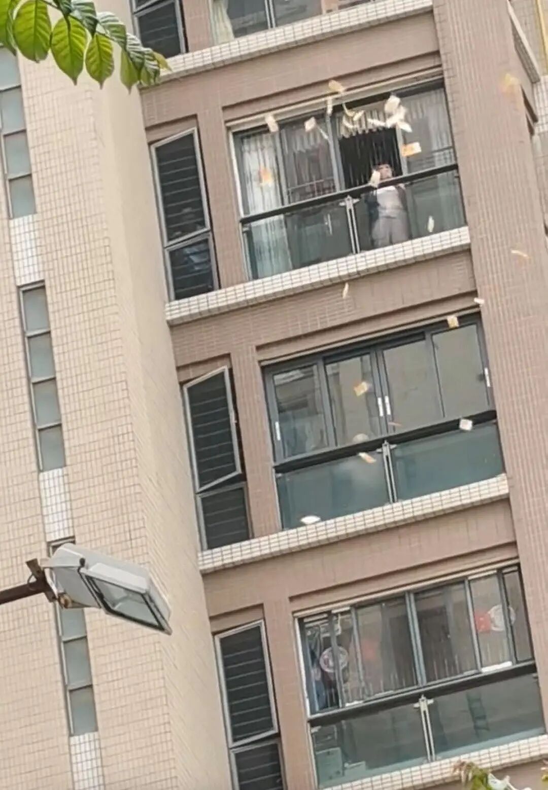 汕头一小区有人狂撒百万港币，引人群争抢！物业：是真币 - 1