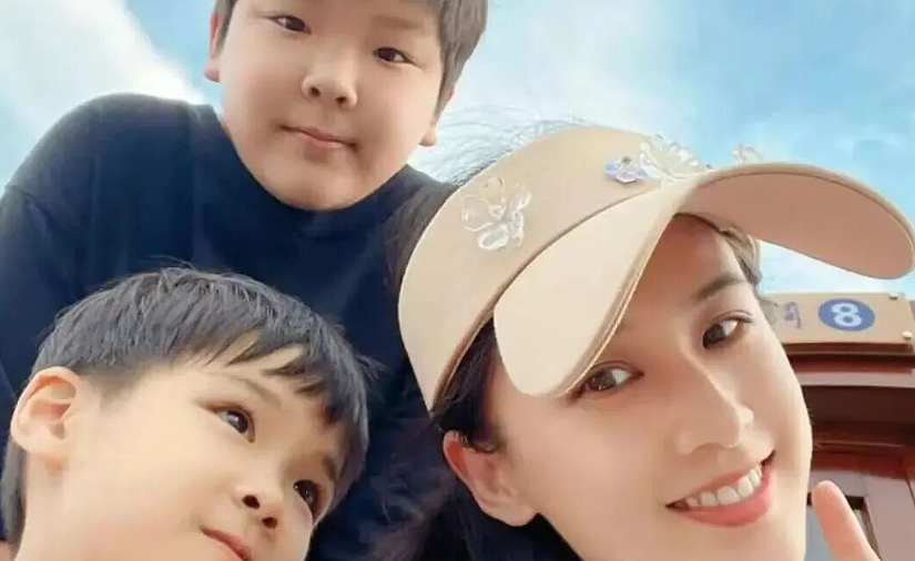 离婚1年后，黄圣依边工作边带小儿子，9岁儿子出镜会看全英文的书（组图） - 1