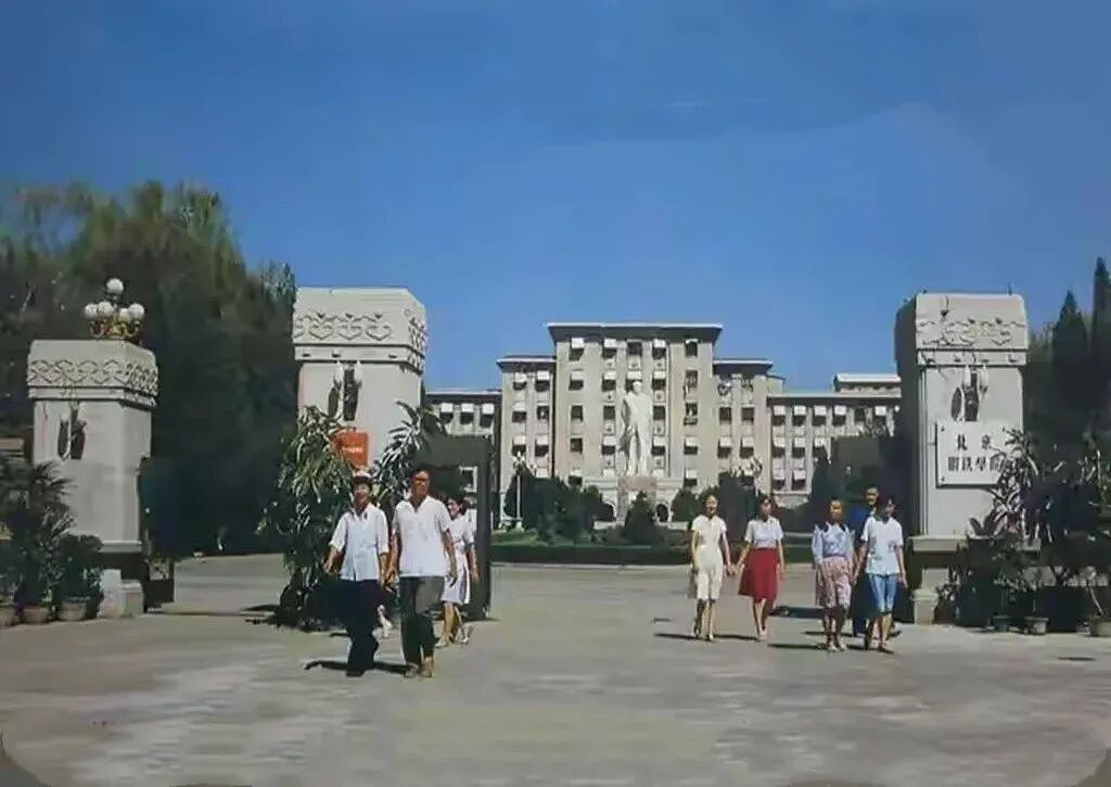 “钢铁直男”卖内衣，做到全国第一，64岁迎来最硬一仗（组图） - 2