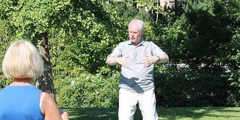 英国老人组团练太极遭驱赶？公园：买完保险再来打！ - 2