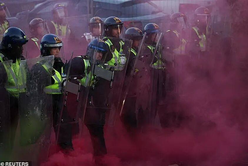 全英震怒！凶手连捅男孩6刀后，一句“他种族歧视”，警察乖乖把受害者铐上了... - 15