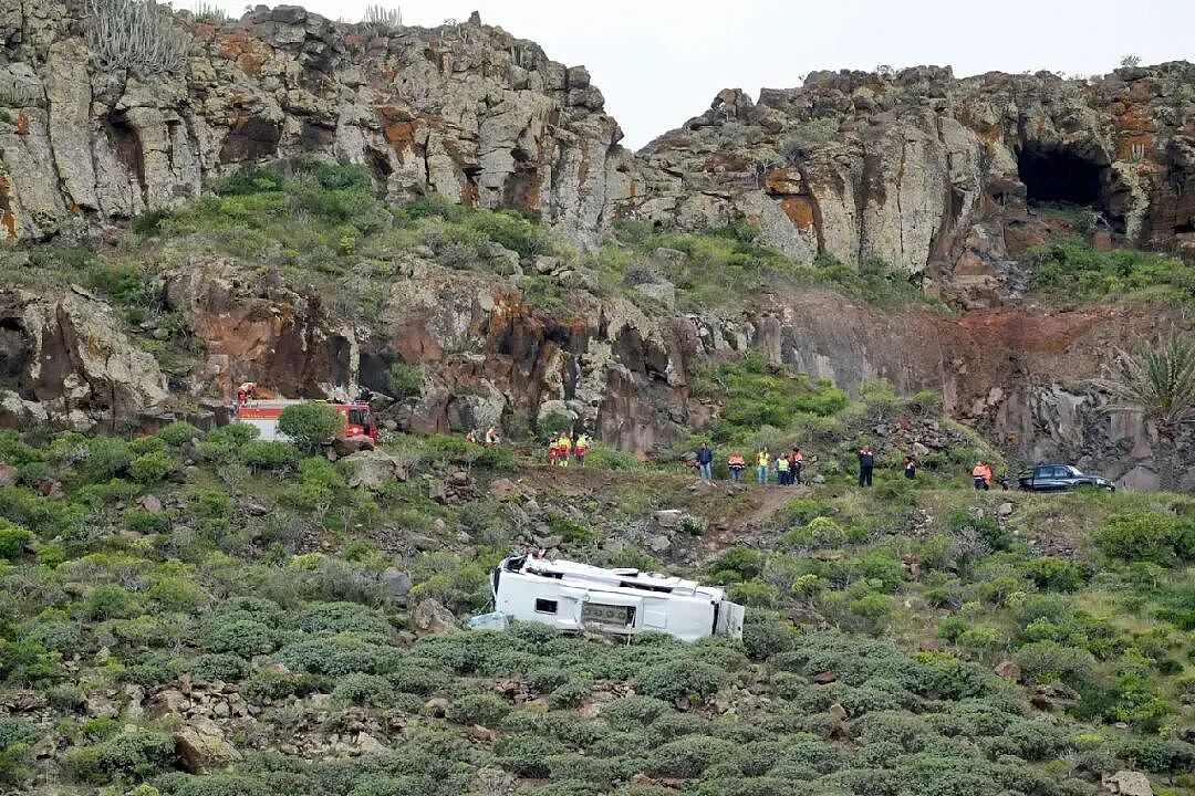 惨剧！旅游胜地大巴坠入山谷 28人死伤！现场一片狼藉，车身全毁 - 4