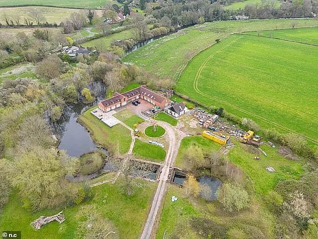 英国医生在绿化带旁建起367平米