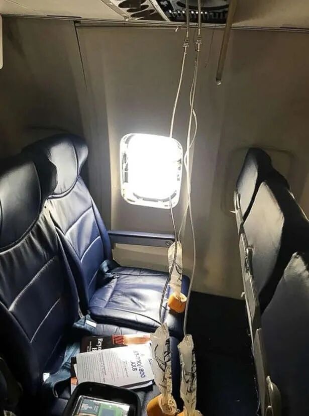 高空惊魂！飞机发动机爆了，打碎一扇窗，一个乘客头被吸出舱外，妻子死拽他的腿，撑了五分钟！ - 9