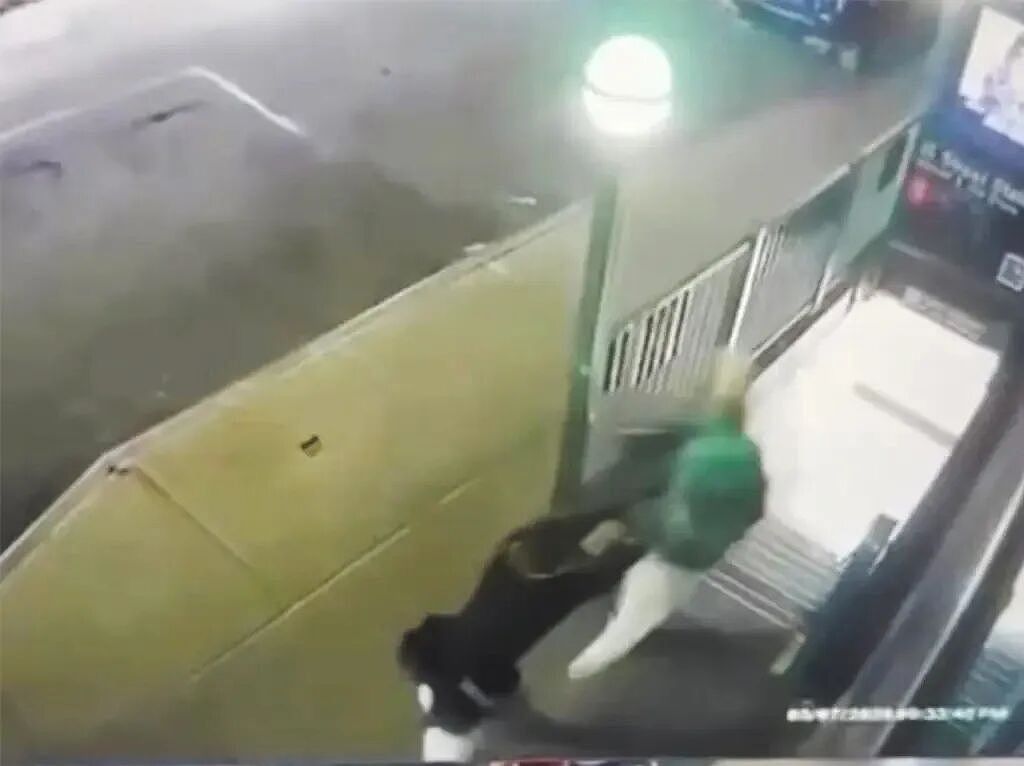 黑人男子作恶4次都被放过！受害者心软没起诉，他转头就把76岁老人推下楼... - 3