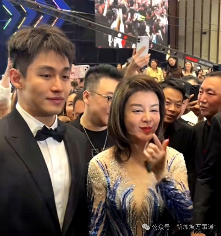 中国56岁美女总裁娶小31岁男模，嫁妆高达5000万！网友：比短剧还狗血（组图） - 3