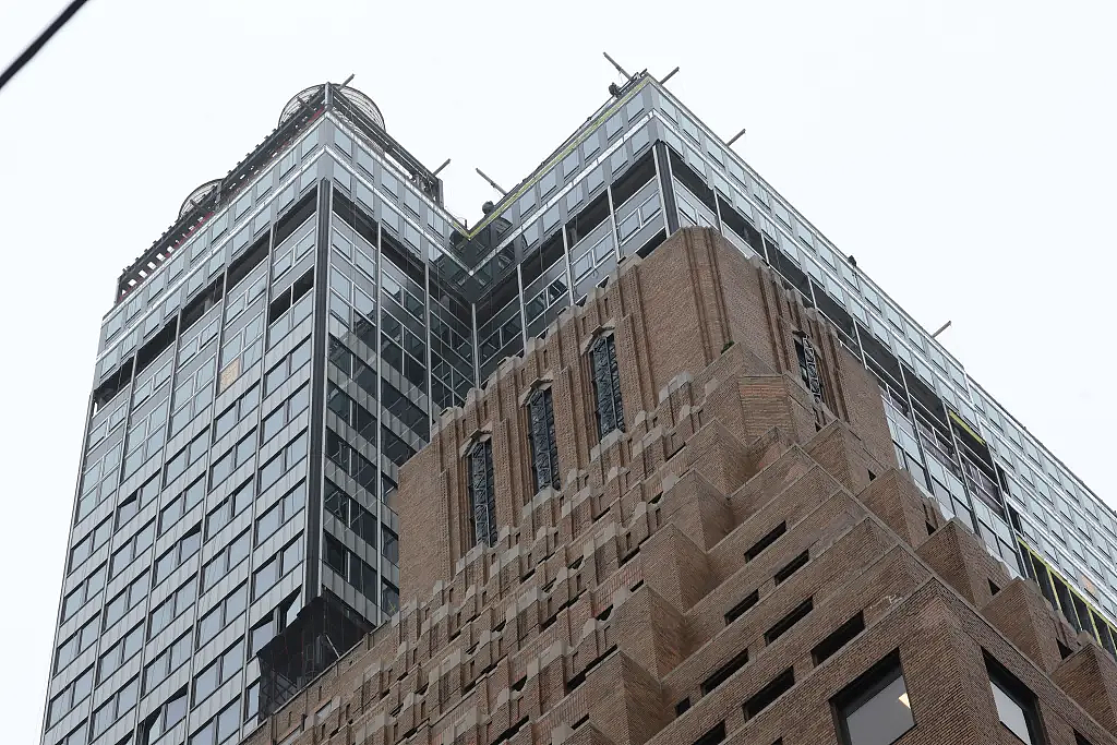 砖块如雨点般砸下!37层在建大楼位移,恐随时坍塌!两根竖梁都折了(组图) - 1