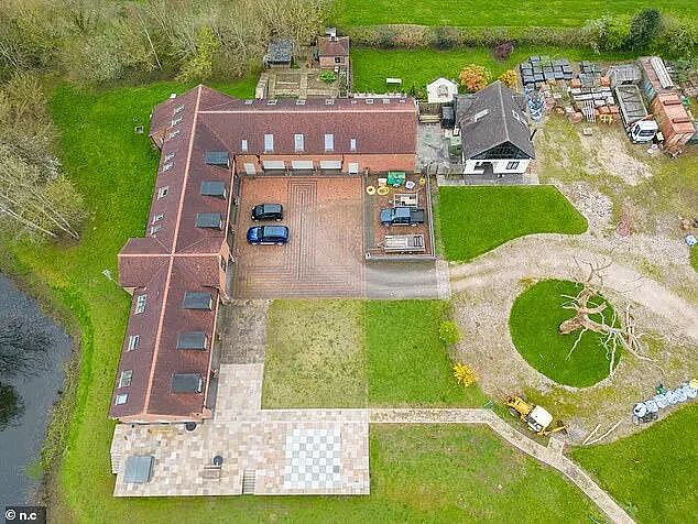 英国医生在绿化带旁建起367平米