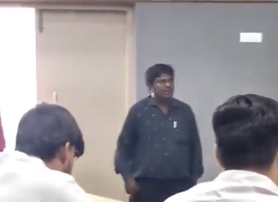 教授在课室当众向女学生表白求婚，结果被学生们追着胖揍一顿（组图） - 3
