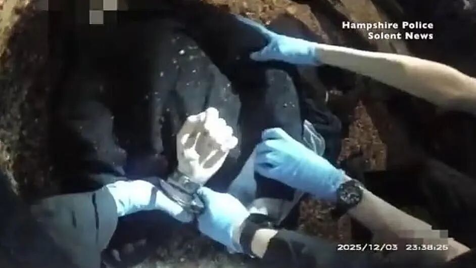 全英震怒！凶手连捅男孩6刀后，一句“他种族歧视”，警察乖乖把受害者铐上了... - 7
