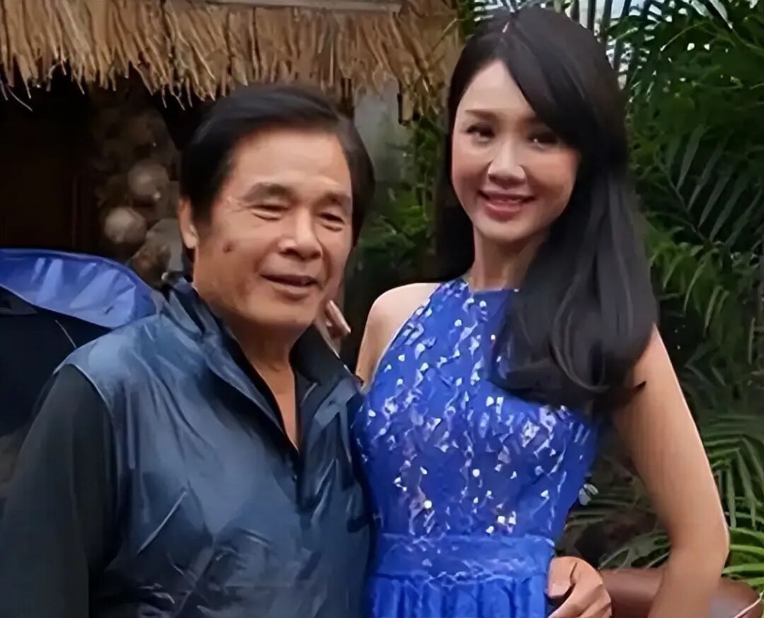6个老婆同住豪宅,每人“月薪”7万!71岁宝刀未老又娶娇妻!现实版“韦小宝”(组图) - 14