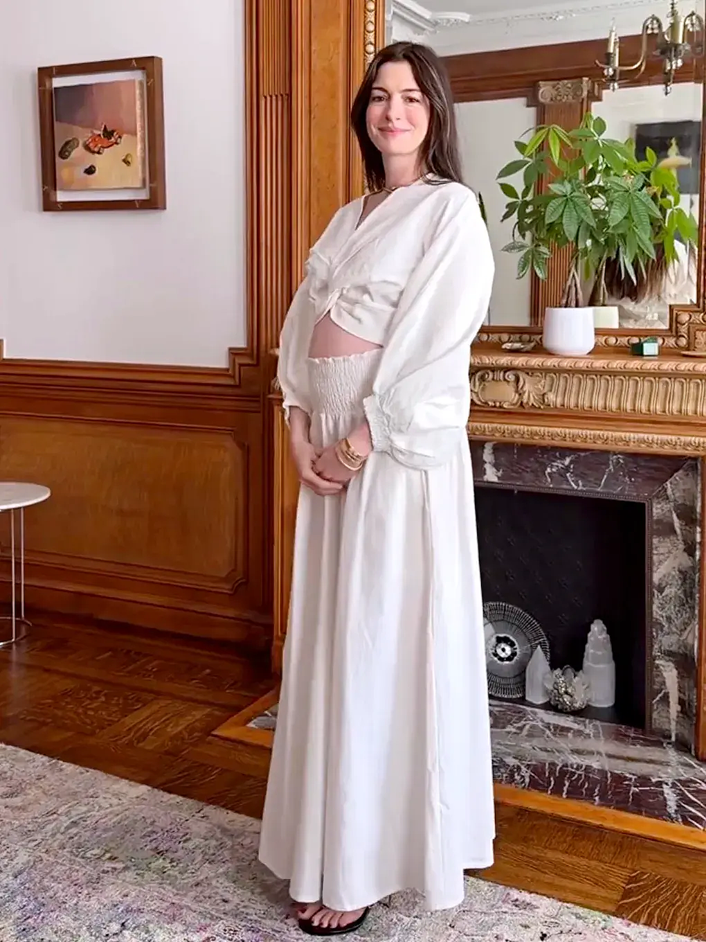 43岁安妮·海瑟薇怀三胎！走红毯穿反裙子引热议：套麻袋都美！ - 2