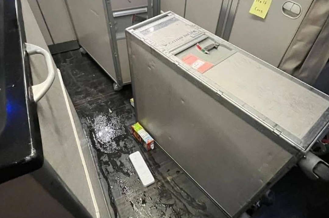 突发险情!澳洲飞香港国泰航班高空急坠,致10人受伤!机舱画面曝光,氧气面罩脱落、餐车侧翻!乘客回忆:“像坐跳楼机自由坠落”! - 6