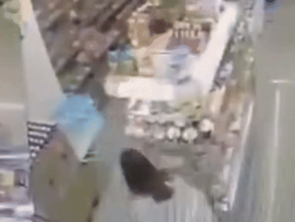 炸裂!女生在便利店蹲下当众排泄,中途还不停移动?全程被监控拍下! - 2