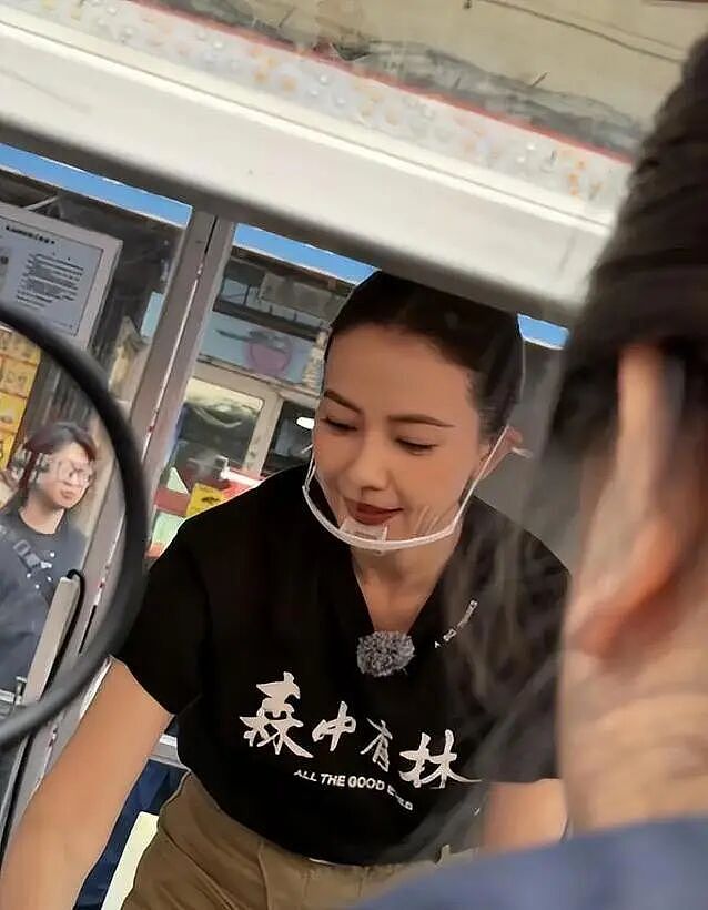 高圆圆在沈阳菜场卖辣白菜！女神变身摊主动作娴熟，路人围观不敢认（组图） - 2