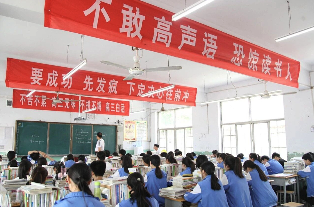 2026高考报名暴跌45万！高考也能上大学的人，已经这么多了？（组图） - 7