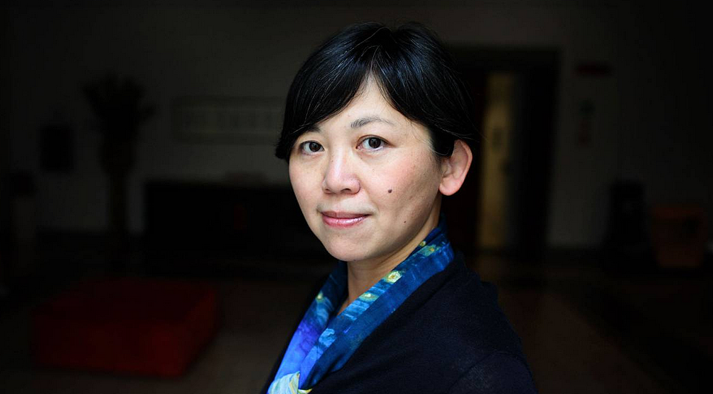 相隔7年，两个儿子都卧轨自杀！华裔女作家在争议中获大奖，他们家经历了什么？（组图） - 1