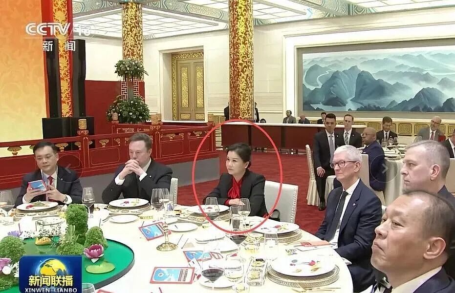 宴会上,坐在马斯克身边的女人,原来是这里的首富(组图) - 1