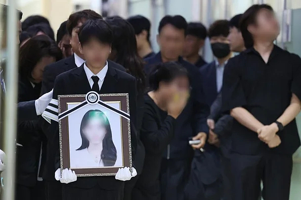 韩男示爱同事失败竟杀女学生“泄愤”！路过男生施救重伤，网友却赞凶手颜值高？ - 7