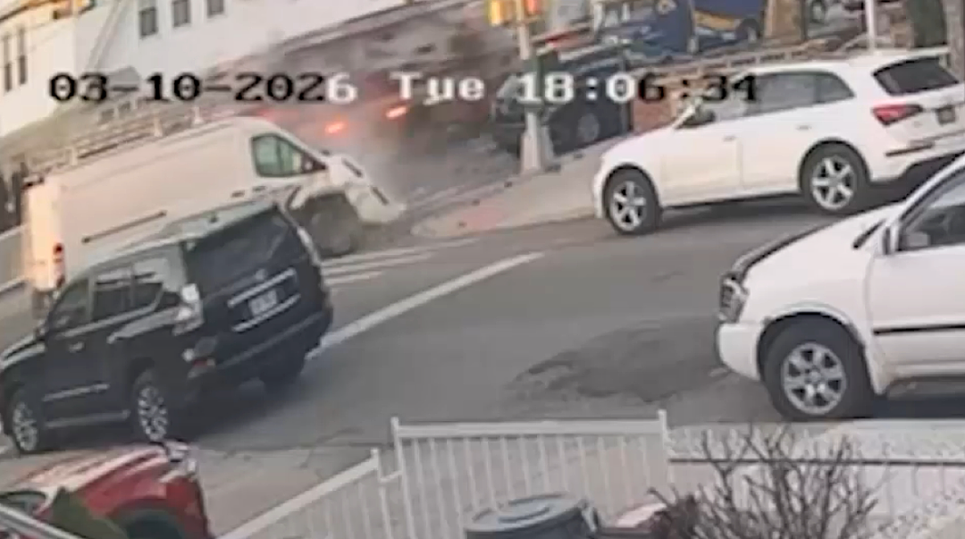 1死11伤！消防车过红灯撞上汽车，华人司机称未听到警报（组图） - 3