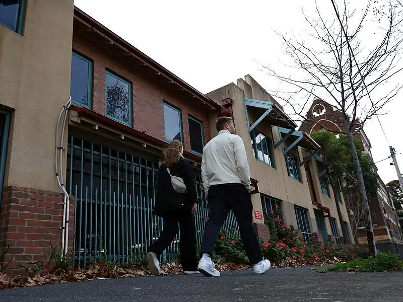 “市场规模不小”！曾导致两名墨尔本少女丧生，含甲醇的酒现身澳洲的售酒店（组图） - 2