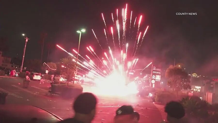 超400人被捕！美国新港滩海滩一夜失控，大规模斗殴+打砸抢... - 3