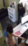 微信群狂传！男子闯入墨唐人街附近两家店，连续暴打女店员，警方调查监控