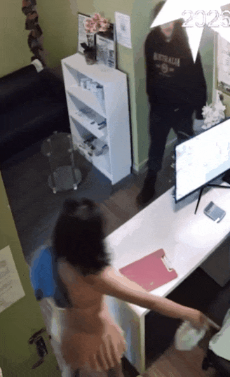 微信群狂传!男子闯入墨唐人街附近两家店,连续暴打女店员,警方调查监控 - 2
