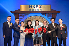 “果链一哥”首日破发！潮汕女首富，240亿豪赌AI（组图）