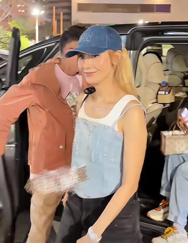 李嘉欣许晋亨牵手看演唱会，55岁李嘉欣被指“老态”，丈夫许晋亨一个动作却暴露真相（组图） - 3
