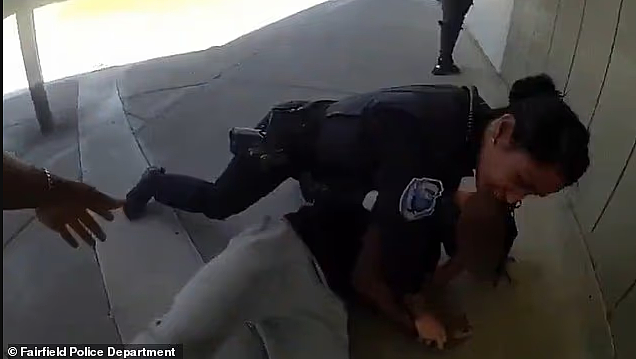校园冲突后女警揪头发连扇16岁高中生！视频曝光引发上街抗议，家人怒喊：我们要正义（组图） - 2