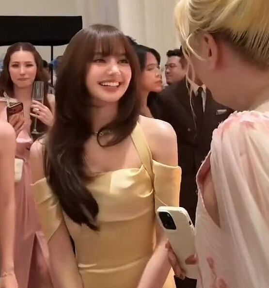 Lisa惊喜现身泰国世纪婚礼,香槟金礼服美翻全场 - 3
