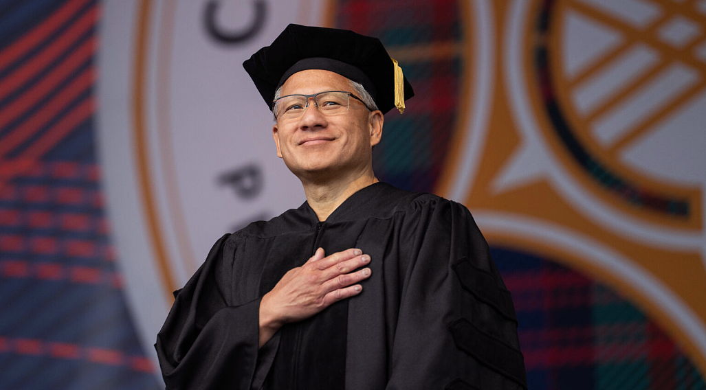 黄仁勋喊话毕业生：AI让所有人重回同一起跑线，不会取代你但善用AI的人会（组图） - 1