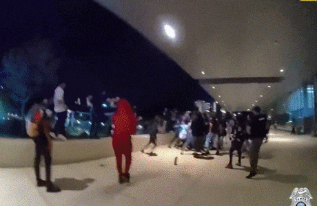 美国多地夜晚青少年街头大聚会变乱斗,枪声四起互殴飙车,太乱...(组图) - 10