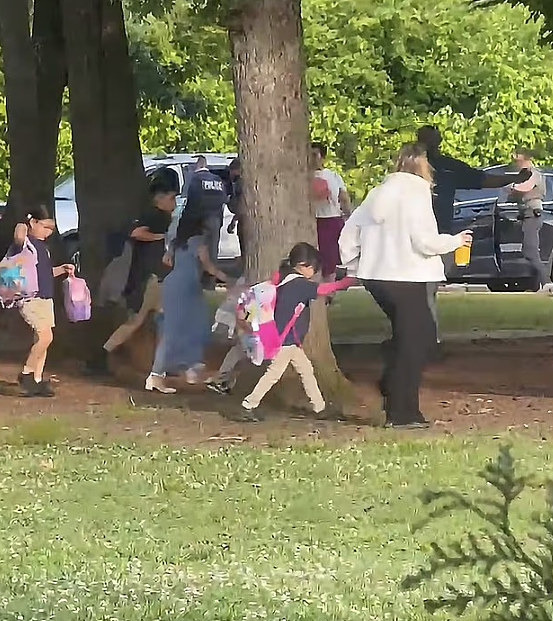 移民局在幼儿园毕业典礼抓人！孩子目睹父母被带走哭喊不止，州长市长发声谴责（组图） - 4