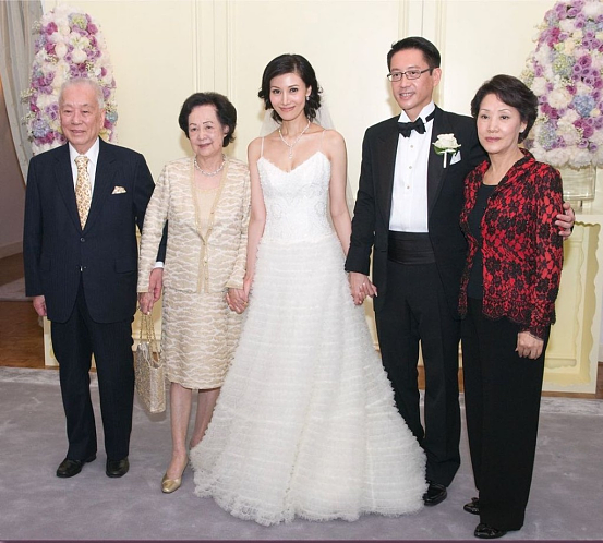 李嘉欣许晋亨牵手看演唱会，55岁李嘉欣被指“老态”，丈夫许晋亨一个动作却暴露真相（组图） - 4