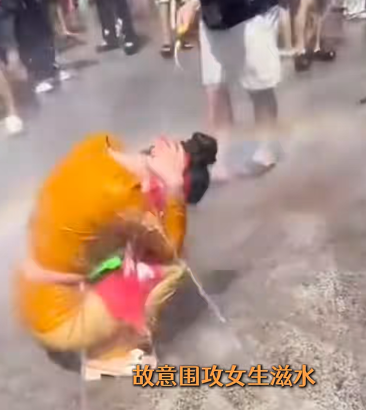 云南泼水节骚扰霸凌事件引争议!有人强开路过车泼水,还有的围攻落单女性(组图) - 20