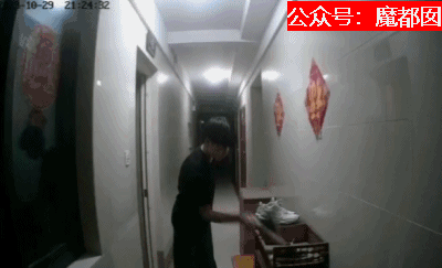 恶臭!网传某平台外卖员送餐时“扫楼”,将女顾客高跟鞋当“飞机杯”(组图) - 11