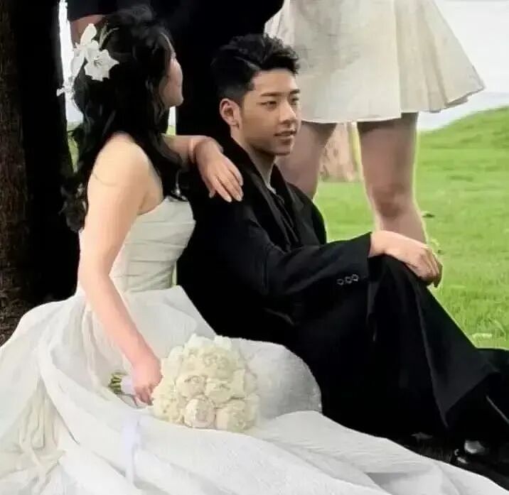 郭涛携小17岁妻子大理补拍婚纱照！儿子石头185cm帮妈妈提裙摆，20年恩爱藏不住（组图） - 6