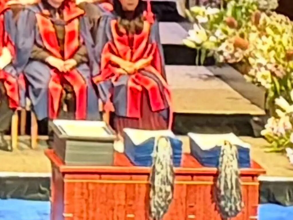 毕业典礼只发空信封！澳洲大学闹乌龙，数百学生被迫拿“假证书”摆拍（组图） - 2