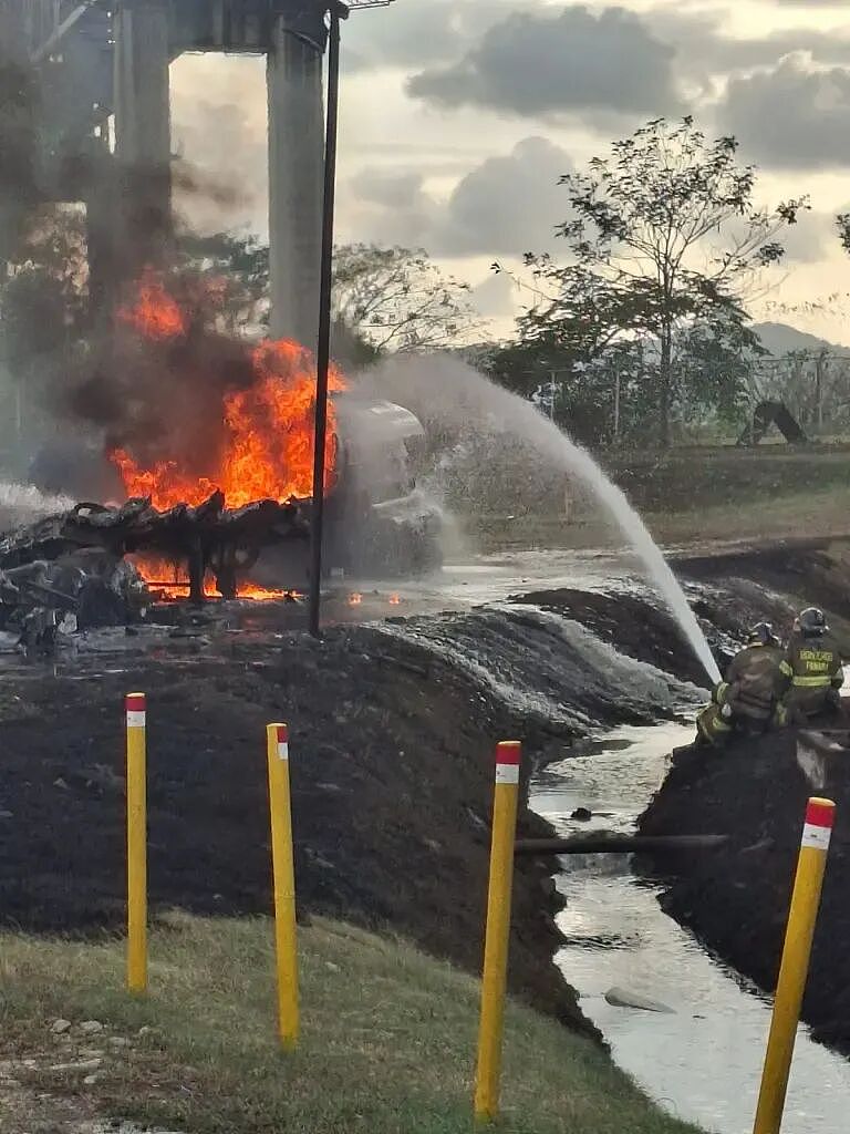 恐怖! 油罐车大爆炸,桥梁遭火球吞噬,多人死伤 !全城交通瘫痪(组图) - 3