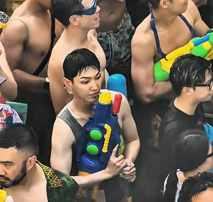 35度暴晒下万人街头上演“湿身诱惑”，东南亚人到底在狂欢什么？（组图） - 6