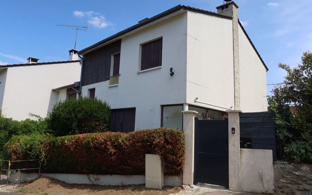 法国高档住宅区地下室的一辆车里藏了12个孩子,警察都看傻了 - 5