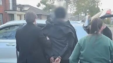 众人惊恐！10人挥刀殴斗墨尔本市区火车站大厅内；维州女司机停个车要被持刀抢劫（组图） - 4