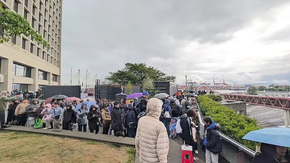 抢疯了！加拿大街头惊现超长人龙：数千人露营过夜、冒雨苦等（组图） - 20