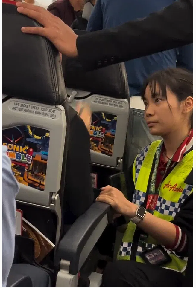 华人女子国际航班上发飙！不满空乘只会讲英文：不给解释就别飞，航班延误近2小时（组图） - 3